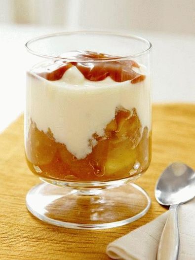 Iogurte caseiro com compota de maçã