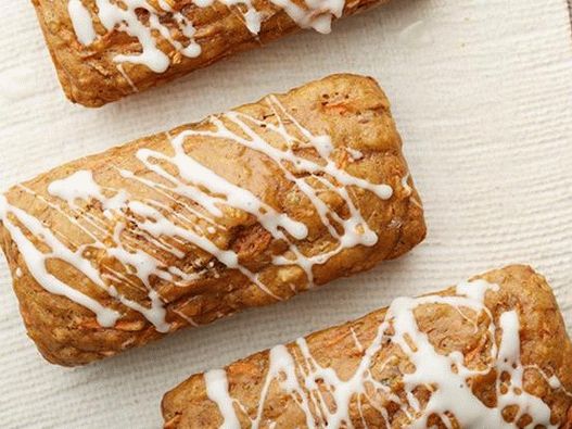 Mini-bolinhos de cenoura em glacê de cream cheese