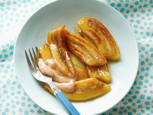 Bananas fritas com creme azedo