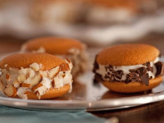 Mini sanduíches com sorvete e biscoitos