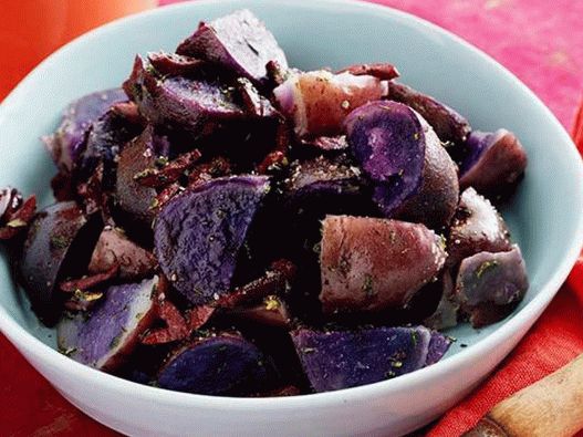 Batata roxa com alecrim e azeitonas