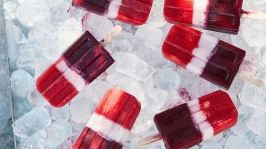 Foto Gelo útil de frutas em camadas com sabor de morangos, coco e mirtilos