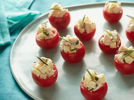 Foto de tomate cereja recheado com salada de frango com maçãs