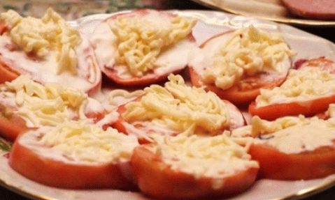 Tomate com queijo no forno