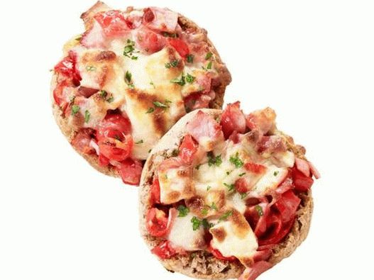 Foto porções de pizza em muffins ingleses no café da manhã