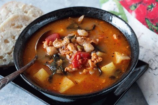 Foto de sopa portuguesa com grão de bico e couve couve