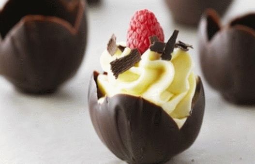 Foto tortinhas festivas com mousse de chocolate