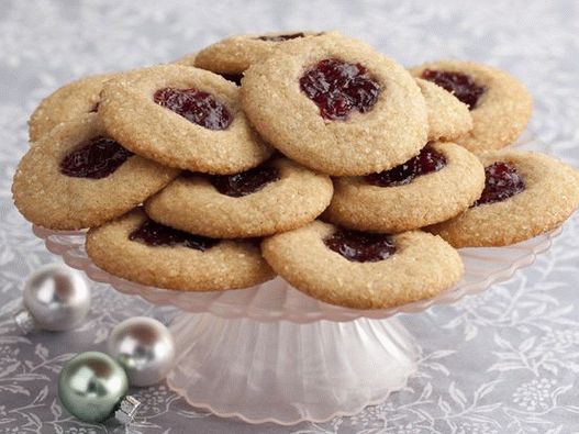 Foto Biscoitos festivos com manteiga de amendoim e recheio de geléia de morango