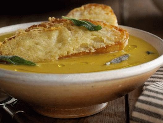 Foto Excelente sopa de abóbora com os melhores croutons com parmesão
