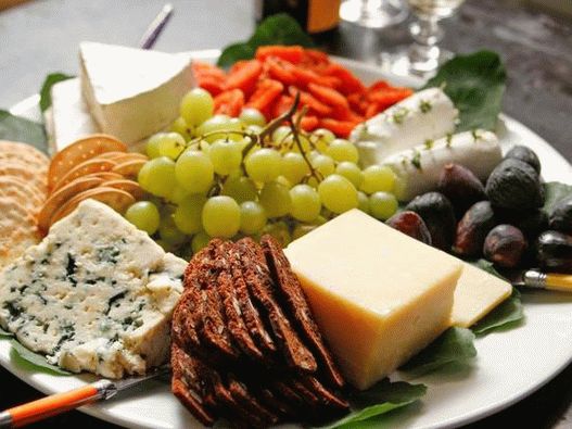 Foto simples porção de prato de queijo