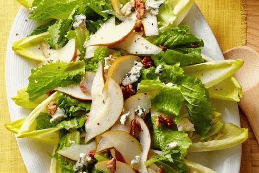 Foto do prato - salada de chicória com pêra e queijo gorgonzola