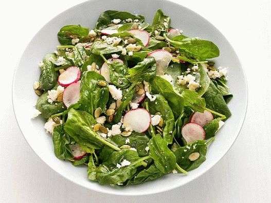 Foto - Salada com rabanete, espinafre e abóbora