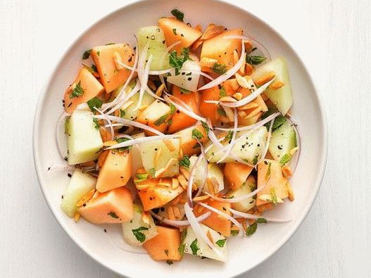 Foto - Salada com melão e amêndoas picantes