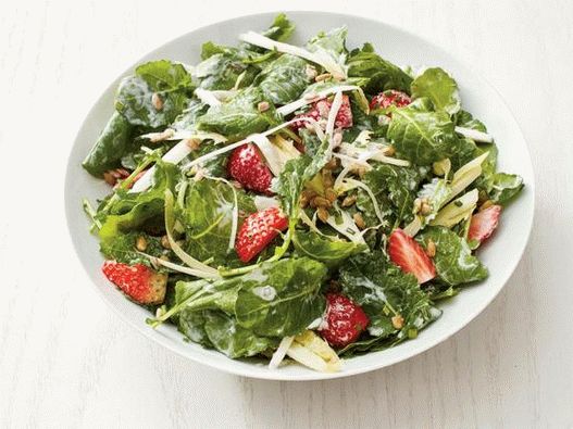 Foto - Salada com couve couve, endívia e morangos