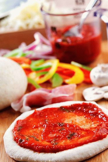 Foto simples molho de pizza de tomate