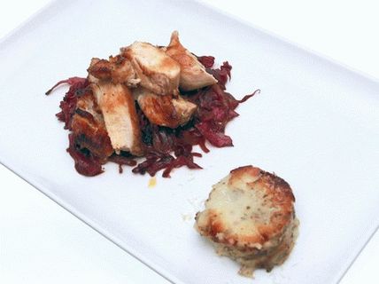 Foto Peitos de frango picantes com gratinado de batata e couve roxa