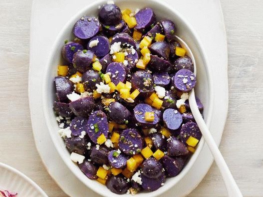 Foto salada de batata roxa picante