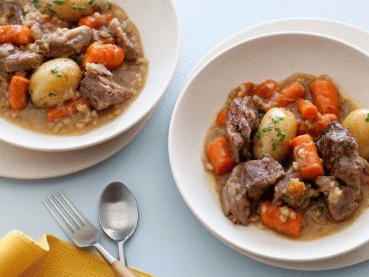 Carneiro irlandês e guisado de cevadinha em irlandês