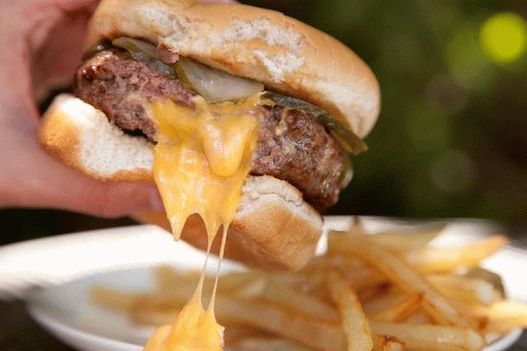 Hambúrgueres com costeletas com queijo dentro com ketchup picante