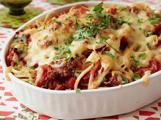 Capellini assado com molho de carne