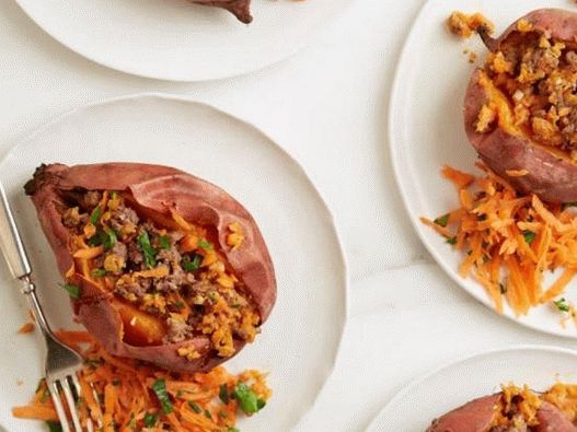 Batata doce recheada com carne e legumes