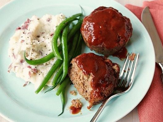Muffins de carne com molho barbecue