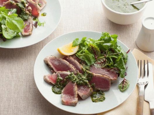 Foto - Bife de atum grelhado com pesto