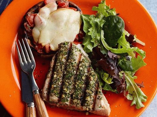 Bifes de atum e cogumelos recheados na grelha em estilo toscano