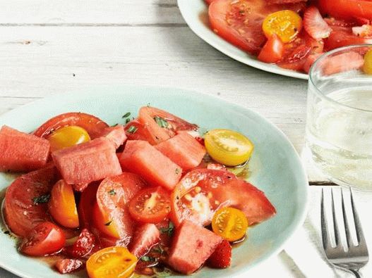 Foto - Salada de tomate, melancia e morangos