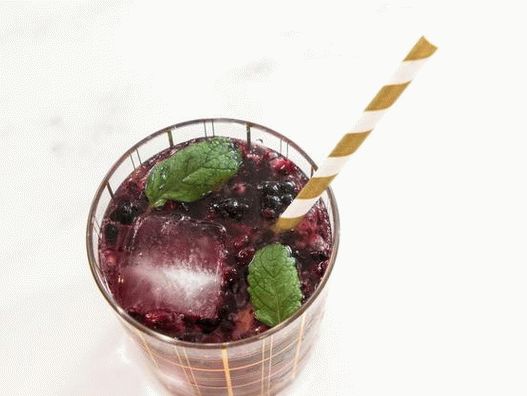Foto - Cocktail com amora e pimenta preta