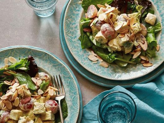 Salada de frango com uvas e curry