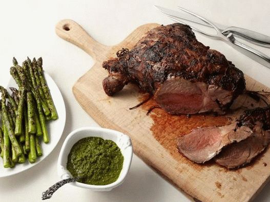 Perna de cordeiro grelhada com espargos e molho de chimichurri de menta