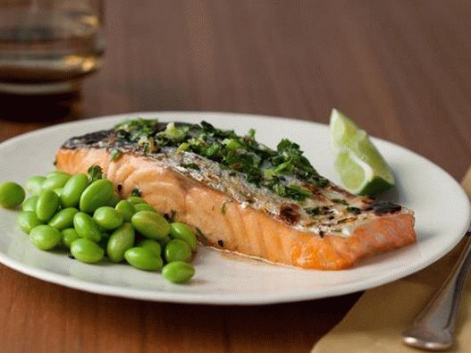Bife de salmão grelhado com feijão edamame