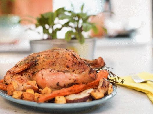 Frango com ervas aromáticas e raízes cozidas no forno