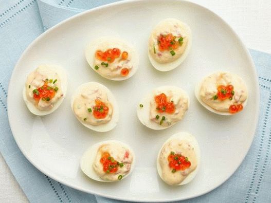 Ovos recheados com salmão defumado e caviar