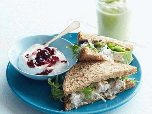 Sanduíches com frango, cozidos em chá verde e smoothies com abacate