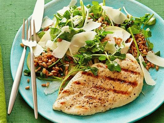 Frango grelhado com salada de grãos de trigo