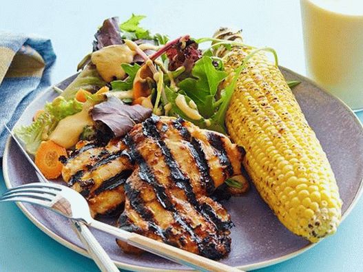 Frango em molho barbecue com folhas de salada, milho grelhado e smoothie