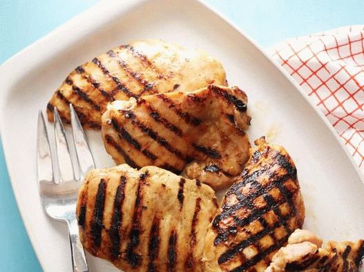 Frango grelhado com molho de cebola roxa