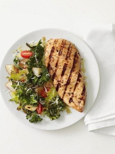 Peitos de frango grelhados com salada quente