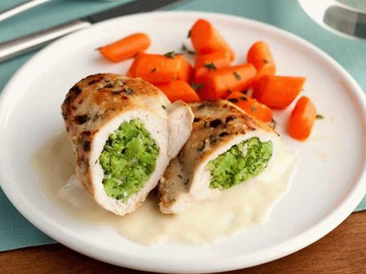 Peito de frango recheado com brócolis com couve e molho de mostarda ao leite