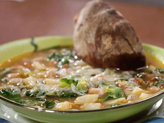 Minestrone saudável e saudável com três tipos de legumes