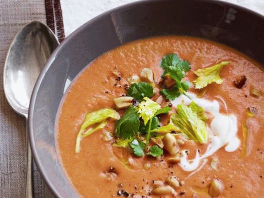 Sopa de tomate e nozes