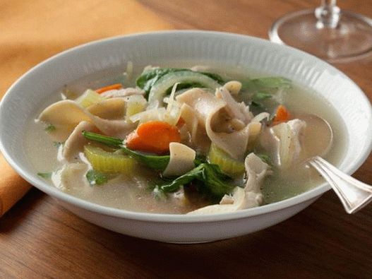 Sopa de galinha com espinafre e macarrão integral