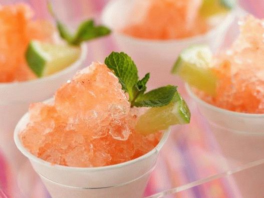 Foto - gelo de frutas com manga e morangos em um copo