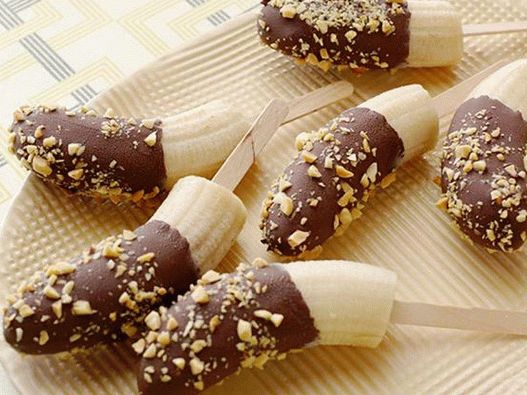 Foto - Banana em cobertura de chocolate no palito