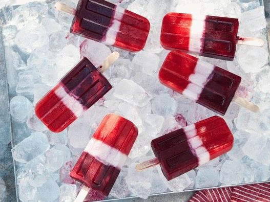 Foto - Gelo de frutas em camadas útil com sabor de morangos, coco e mirtilos