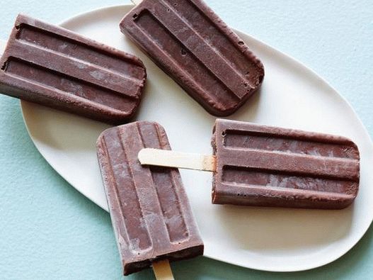 Foto - Pudim de chocolate congelado com sementes de chia no palito