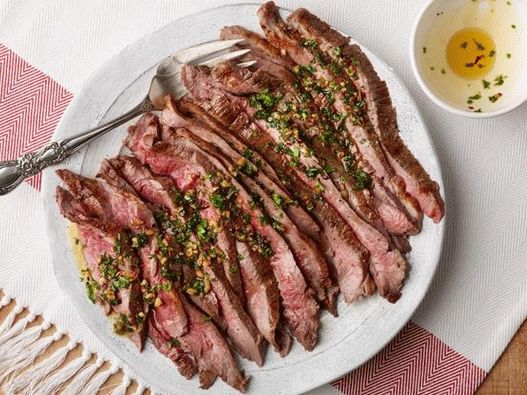 Um simples bife no forno com manteiga e ervas