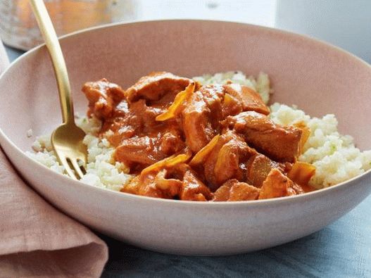 Frango tikka masala em uma panela lenta